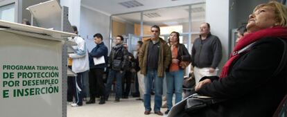 Parados a la espera de ser atendidos en una oficina del Servicio Andaluz de Empleo (SAE).