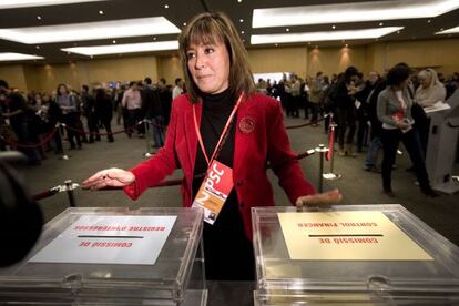 Nuria Marín, alcaldesa de l'Hospitalet, ante dos urnas.