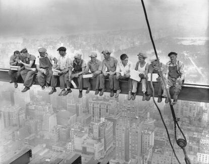 Una atracción para recrear el pasado. En 1932, se capturó a un grupo de trabajadores de la construcción almorzando sobre una viga con los pies colgando a unos 260 metros de altura y, de fondo, la ciudad de Nueva York. 'Almuerzo sobre un rascacielos', en blanco y negro, es una de las imágenes más emblemáticas de la historia, realizada durante la construcción del Rockefeller Center. Hoy, la nueva atracción del edificio de Manhattan, llamada The Beam, ofrece la experiencia de recrear la famosa imagen. Quien sufra de vértigo, que no tema: esta estructura solo nos elevará tres metros sobre el suelo.