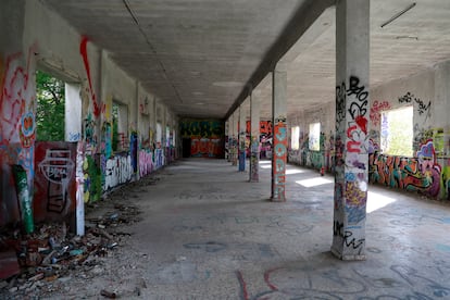Interior de uno de los edificios de la zona de acuartelamiento que forma parte del terreno de la Operación campamento.