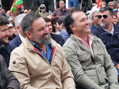 El líder de Vox, Santiago Abascal, y el candidato a la presidencia de la Junta de Castilla La Mancha, David Moreno Ramos, en Guadalajara, el domingo pasado