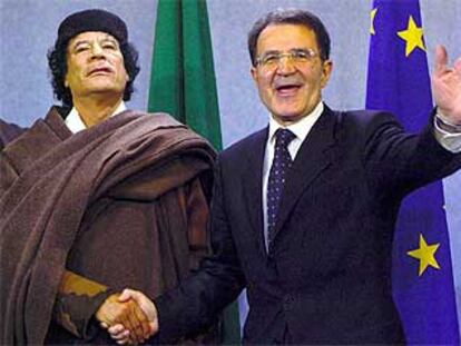 Muammar el Gaddafi (izquierda) y el presidente de la Comisión Europea, Romano Prodi, en Bruselas.