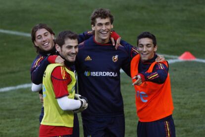 Ramos, Casillas, Llorente y Navas (de izquierda a derecha), antes del entrenamientode anoche en el mítico estadio de Boca Juniors