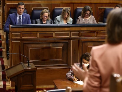 La portavoz del PP, Cuca Gamarra, preguntando al Pedro Sanchez, durante la última sesión de control al Gobierno.