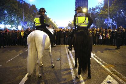 Agentes de la policía montada vigilan el acceso de los aficionados en el estadio Santiago Bernabéu. 