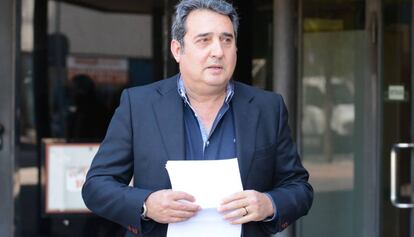 Bustos sortint dels jutjats, amb el comunicat a la mà.