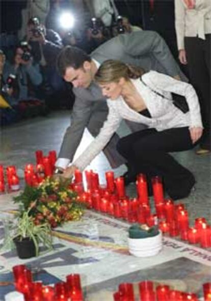 En Atocha, cerca del lugar donde se produjo una de las explosiones terroristas, permanece instalado una especie de altar que se estableció el mismo día de la matanza, con velas encendidas y flores en recuerdo de los fallecidos y los heridos. El Príncipe ha depositado un ramo de flores en el improvisado altar en el que siguen encendidas muchas velas como homenaje a las víctimas.