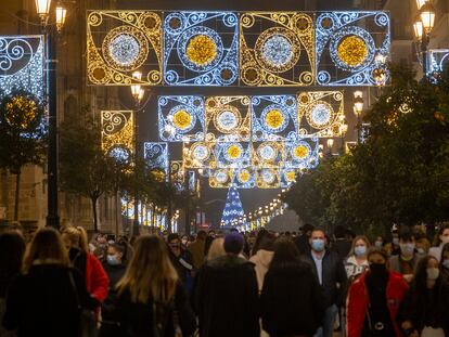 Ambiente y alumbrado navideño en el centro de Sevilla, el viernes.