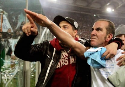 Di Canio celebra un gol con los seguidores del Lazio haciendo el saludo fascista