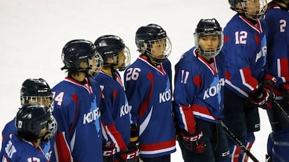 El equipo intercoreano de hockey femenino, este domingo en Incheon (Corea del Sur).