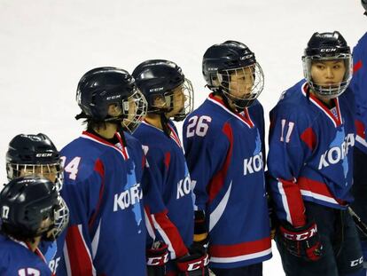 El equipo intercoreano de hockey femenino, este domingo en Incheon (Corea del Sur).