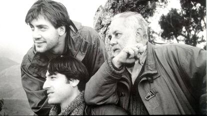 Javier Bardem, Carmelo Gómez y Gonzalo Suárez durante el rodaje de El detective y la muerte, en 1994.