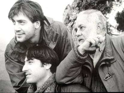 Javier Bardem, Carmelo Gómez y Gonzalo Suárez durante el rodaje de El detective y la muerte, en 1994.