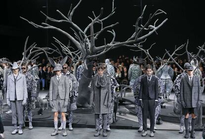 El desfile del estadounidense Thom Browne ha traído fantasía a la semana de la moda masculina de París que cierra el calendario internacional de presentaciones para otoño/invierno 2014. Los modelos llevaban grandes tocados con formas de cabezas animales. El color gris imperaba en ellos igual en la ropa y el decorado.