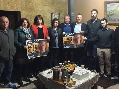 Parte de la delegaci&oacute;n de diputados espa&ntilde;oles que visita Palestina, durante una visita cerca de Ramala, junto a familiares de la adolescente detenida Ahed Tamimi.