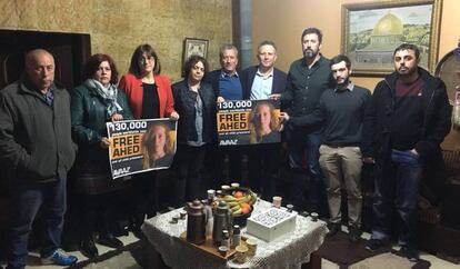 Parte de la delegación de diputados españoles que visita Palestina, durante una visita cerca de Ramala, junto a familiares de la adolescente detenida Ahed Tamimi.