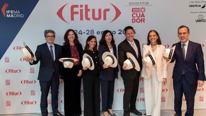 Representantes de Ifema y autoridades invitadas a la presentación de Fitur 2024 con sombreros ecuatorianos.