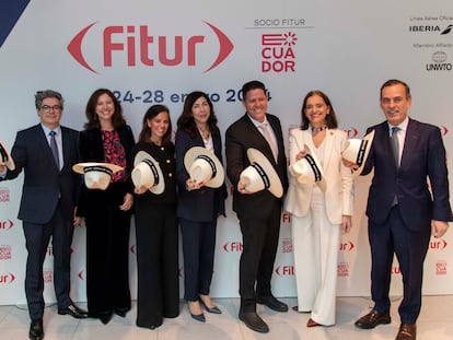 Representantes de Ifema y autoridades invitadas a la presentación de Fitur 2024 con sombreros ecuatorianos.