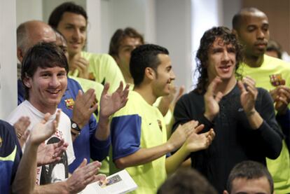 Leo Messi, junto a sus compañeros, durante la presentación del libro de Piqué.