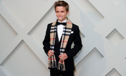 Romeo Beckham protagoniza el nuevo anuncio navide&ntilde;o de Burberry.