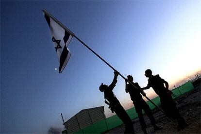 Soldados israelíes arrían por última vaz la bandera de su país en Gaza durante una ceremonia en su base de Gush Katif.