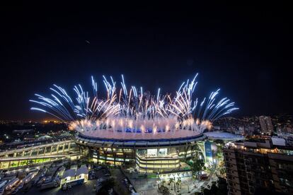 Castillo de fuegos artificiales  sobre el Estadio de Maracaná durante la ceremonia de apertura de los Juegos Olímpicos Rio 2016 el 5 de agosto.