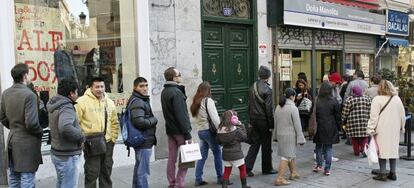 Cola para adquirir loter&iacute;a en la administraci&oacute;n de Do&ntilde;a Manolita, en la capital.