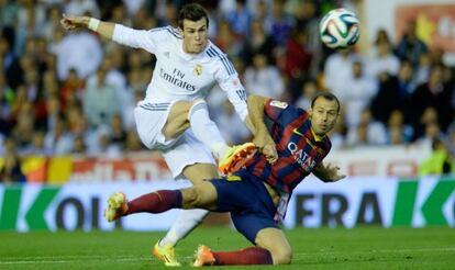 Bale dispara ante Mascherano.