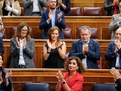 La ministra de Hacienda, María Jesús Montero (2d, delante), recibe los aplausos de los miembros del Gobierno y de la bancada socialista, este miércoles en el Congreso.