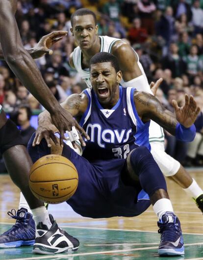 O.J. Mayo, de los Mavericks, reacciona tras perder el balón. Detrás, Rondo, de los Celtics