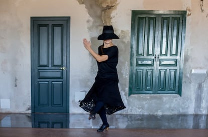 Rocío Molina, en un ensayo de 'Al fondo riela (Lo otro del Uno)', en su estudio 'La Aceitera', en Sevilla. / María Agar Martínez