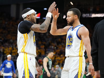 Gary Payton II y Stephen Curry celebran este lunes la victoria de los Warriors ante Boston en el quinto partido de las Finales de la NBA.