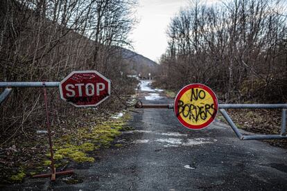 La carretera serpentea entre los bosques de Baljevac y se bloquea con una barrera antes de llegar a la frontera con Croacia. Esta zona boscosa es la que atraviesan los migrantes; fue minada durante la guerra y muchos de esos explosivos aún se encuentran activos.