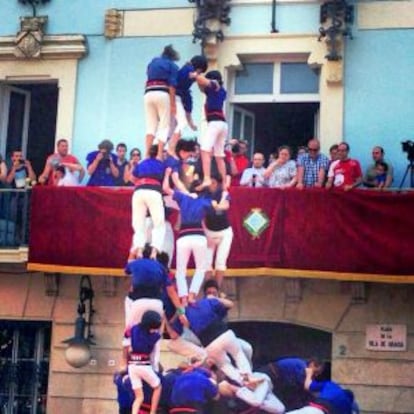 El inicio de la caída de los castellers de Gràcia.