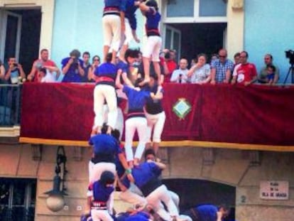 El inicio de la caída de los castellers de Gràcia.