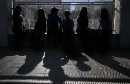 Alumnos del IES Front Maritim dekl Poble Nou de Barcelona que participan en el programa contra el ´bullying'.