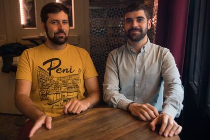 De izquierda a derecha, el arquitecto Álvaro Bonet y el conservador Nicolás García, en el Café Pavón de Madrid. A su espalda, se encuentan los azulejos recuperados.