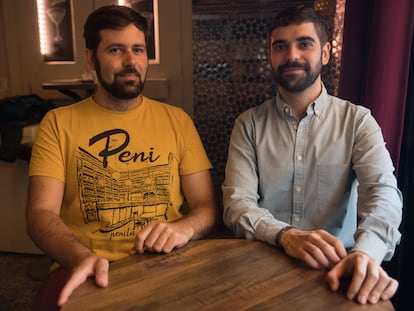 De izquierda a derecha, el arquitecto Álvaro Bonet y el conservador Nicolás García, en el Café Pavón de Madrid. A su espalda, se encuentan los azulejos recuperados.