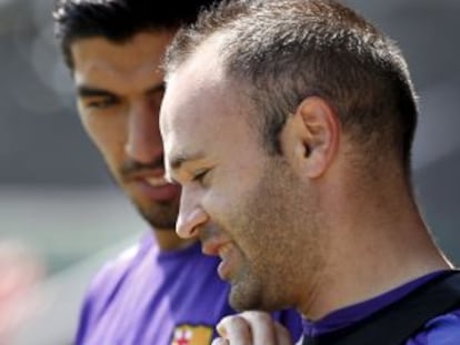 Iniesta conversa con Luis Suárez en el entrenamiento de este viernes. 