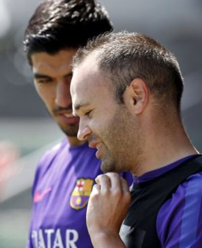 Iniesta conversa con Luis Suárez en el entrenamiento de este viernes.