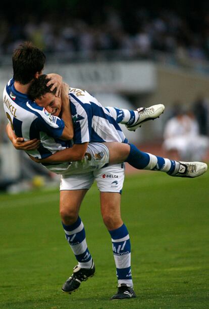 Mikel González festeja su gol con Ansotegi.