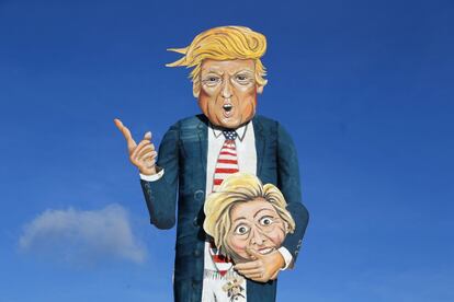 Una imagen del aspirante presidencial estadounidense Donald Trump, como efigie de Edenbridge (Inglaterra). La efigie de Edenbridge siempre retrata a una figura de actualidad antes de incendiarse en la hoguera tradicional de Gran Bretaña, la noche del 5 de noviembre.
