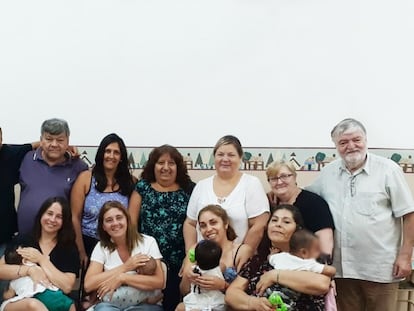 Un grupo de familias de acogida de Hogares de Belén, en Buenos Aires, Argentina.