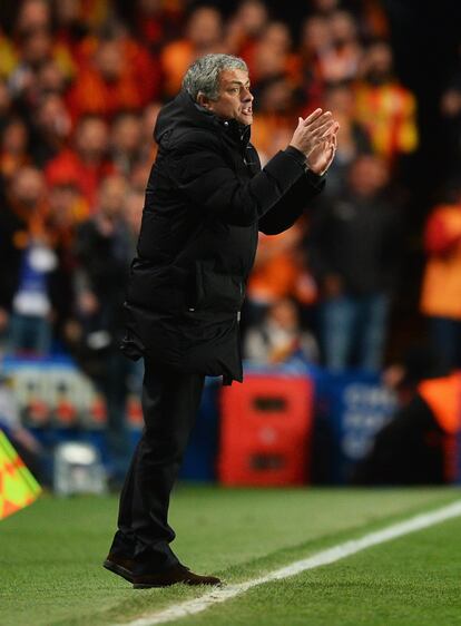 Jose Mourinho da instrucciones a sus jugadores durante el partido. 