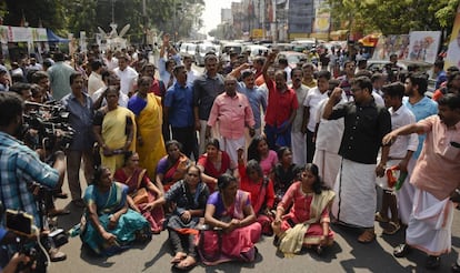 Manifestantes cortan el tráfico después de que dos mujeres lograran entrar al templo de Sabarimala, este miércoles en Kerala (India). 