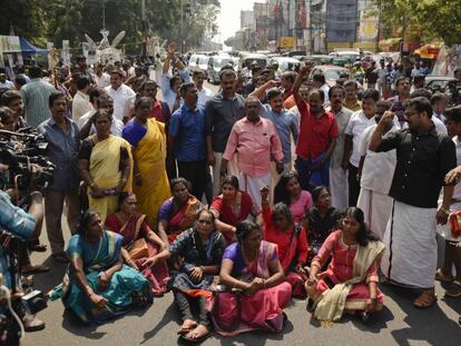 Manifestantes cortan el tráfico después de que dos mujeres lograran entrar al templo de Sabarimala, este miércoles en Kerala (India). 