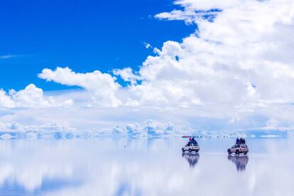 Durante la temporada de lluvias, de diciembre a marzo, la sal se vuelve impermeable y el agua acumulada en la superficie transforma el Gran Salar de Uyuni en un enorme espejo. Es uno de los momentos mágicos de este desierto de unas 10.000 millones de toneladas de sal dispuestas en 11 capas de entre dos y 10 metros de espesor, a lo largo y ancho de 10.582 kilómetros cuadrados. Es, también, la mayor reserva de litio del planeta, y cuenta con importantes cantidades de potasio, boro y magnesio. Comenzó a formarse hace 40.000 años, por la evaporación de grandes lagos prehistóricos, en el Altiplano boliviano, a más de 3.600 metros sobre el nivel del mar.