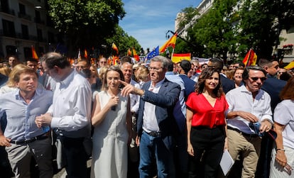 Desde la izquierda, José Luis Martínez-Almeida, Mariano Rajoy, Cuca Gamarra, Alberto Núñez Feijóo, Isabel Díaz Ayuso y José María Aznar. 