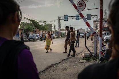 <p>Dos vigilantes de frontera de una ONG contra el tráfico de personas (derecha e izquierda) examinan a las personas atraviesan a pie el paso fronterizo de la ciudad nepalí de Bhairahawa para intentar interceptar y rescatar a las víctimas de trata e impedir que entren en India. </p>

<p>Las ONG contra el tráfico de personas tienen diferentes ideas sobre si la frontera debe seguir totalmente abierta o si ambos países deberían acordar establecer más controles y restricciones a la emigración. Aunque está demostrado que combatir la trata es una batalla difícil, muchos también opinan que la emigración es un derecho, y que la libertad de movimiento es fundamental para la economía de las poblaciones de frontera y para Nepal en general. Miles de nepalíes utilizan esta ruta a diario para trabajar al otro lado de la frontera con India. </p>