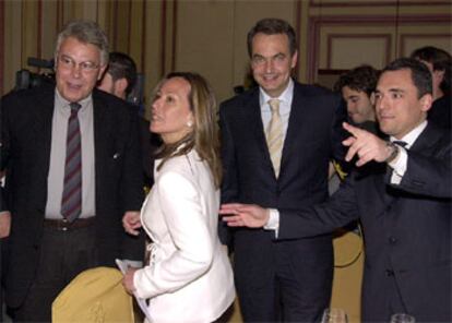 El ex-presidente del Gobierno socialista Felipe González, el secretario general del PSOE, José Luis Rodríguez Zapatero y el candidato socialista a la presidencia de la Comunidad de Madrid, Rafael Simancas acompañan a la candidata a la alcadía de Madrid, Trinidad Jiménez, durante su intervención en la tribuna de sociedad y política <i>Forum Europa</i>.